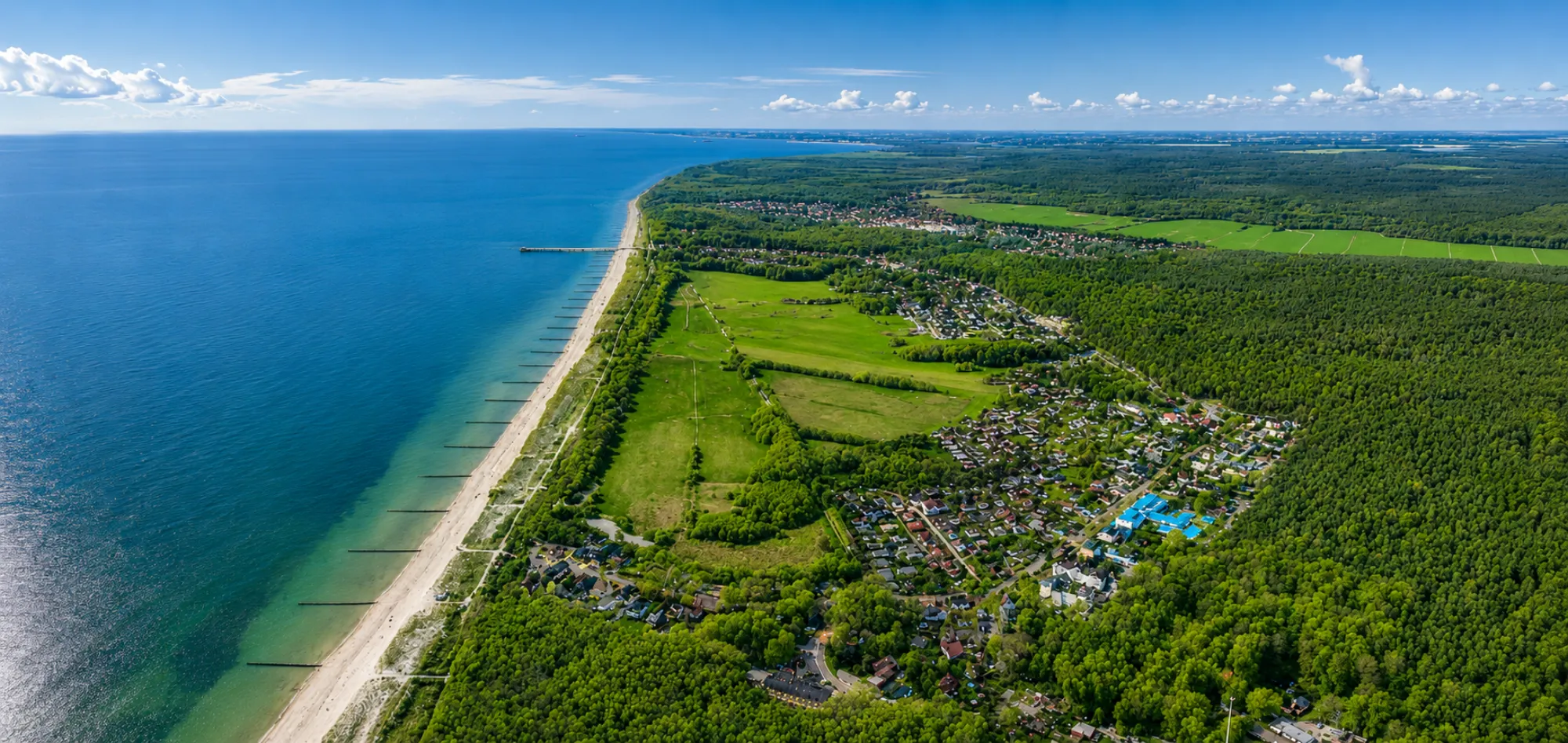 Luftbild vom Ostseeheilbad Graal-Müritz mit Strand und Ort, Hautarztpraxis in der Rostocker Straße